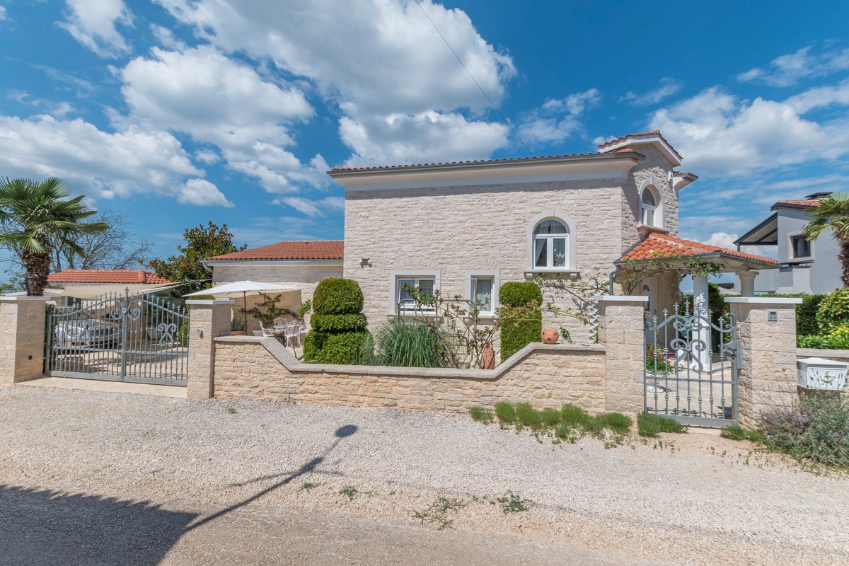 Parenzo, una villa mediterranea con vista panoramica sul mare