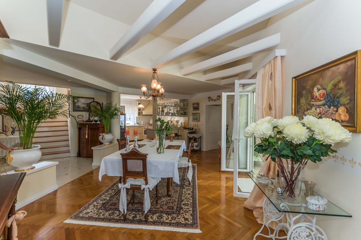 Parenzo, una villa mediterranea con vista panoramica sul mare