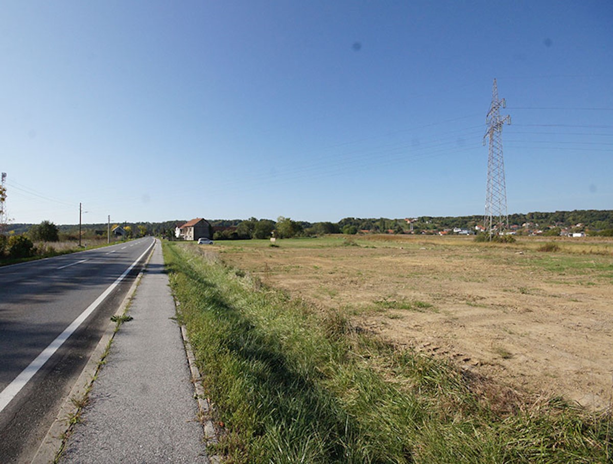Terreno lungo la strada di Karlovačka