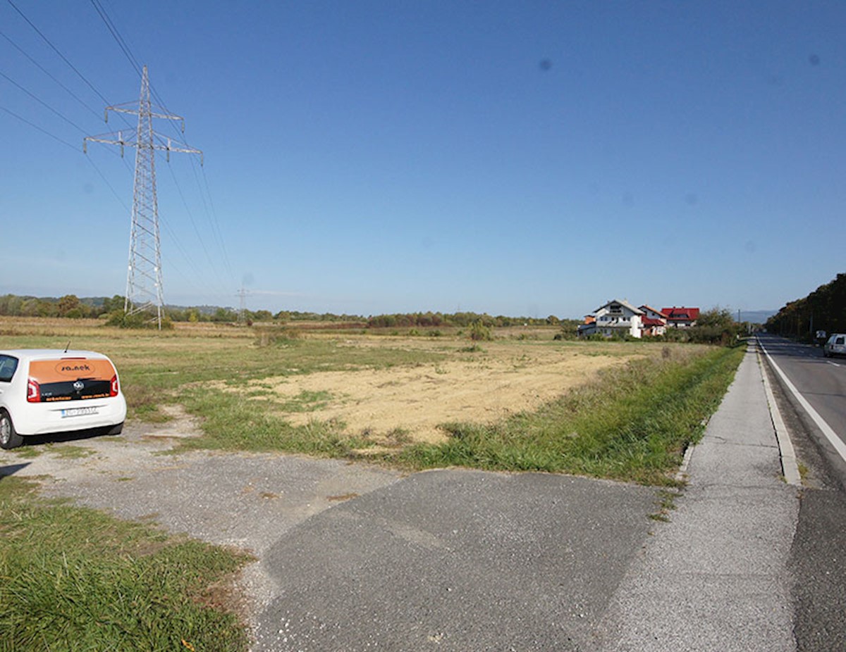Terreno lungo la strada di Karlovačka