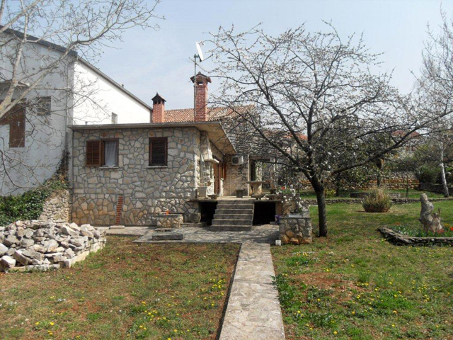 Terreno con una vecchia casa di pietra