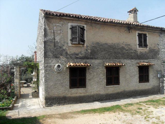 Terreno con una vecchia casa di pietra