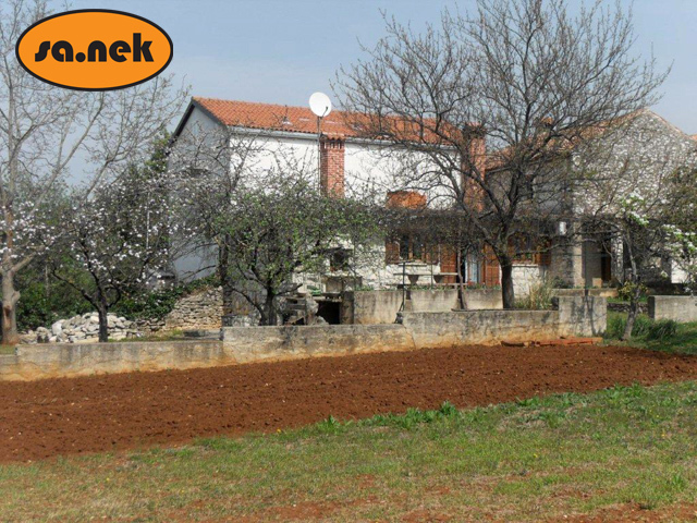 Terreno con una vecchia casa di pietra