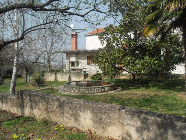 Terreno con una vecchia casa di pietra