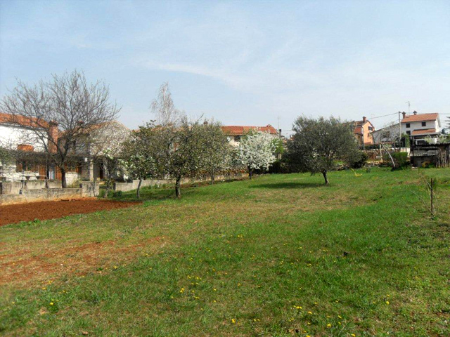 Terreno con una vecchia casa di pietra