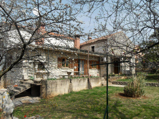 Terreno con una vecchia casa di pietra