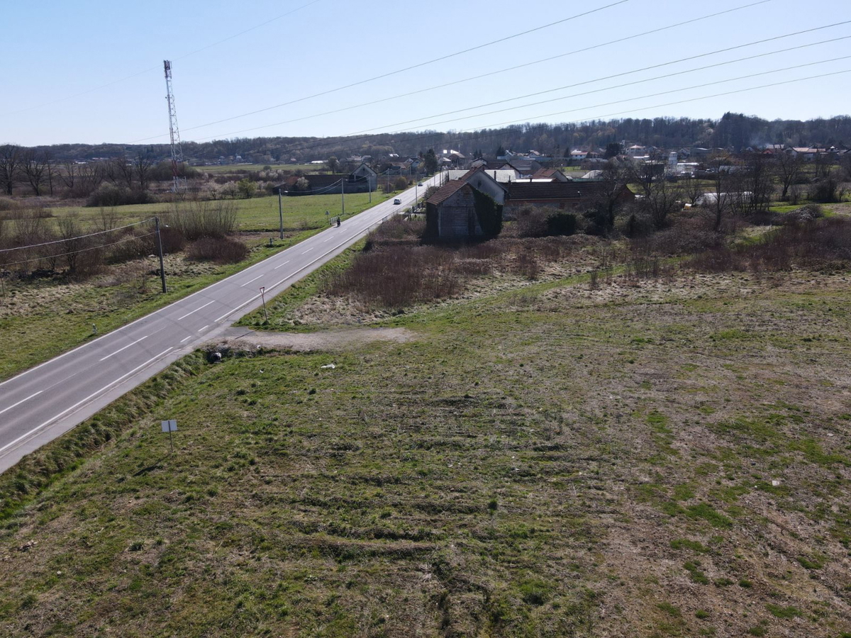 Terreno lungo la strada di Karlovačka