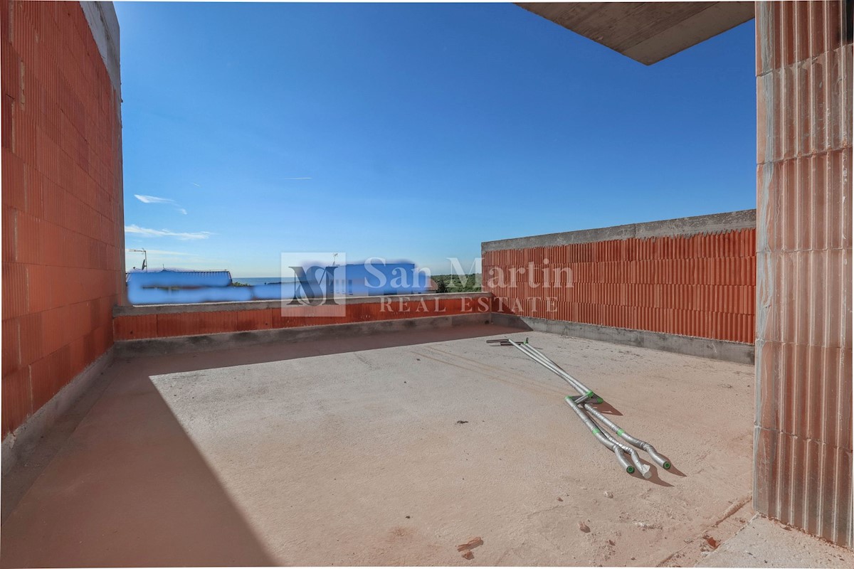 Parenzo, Casa bifamiliare in una posizione ricercata con ampia terrazza con vista sul mare