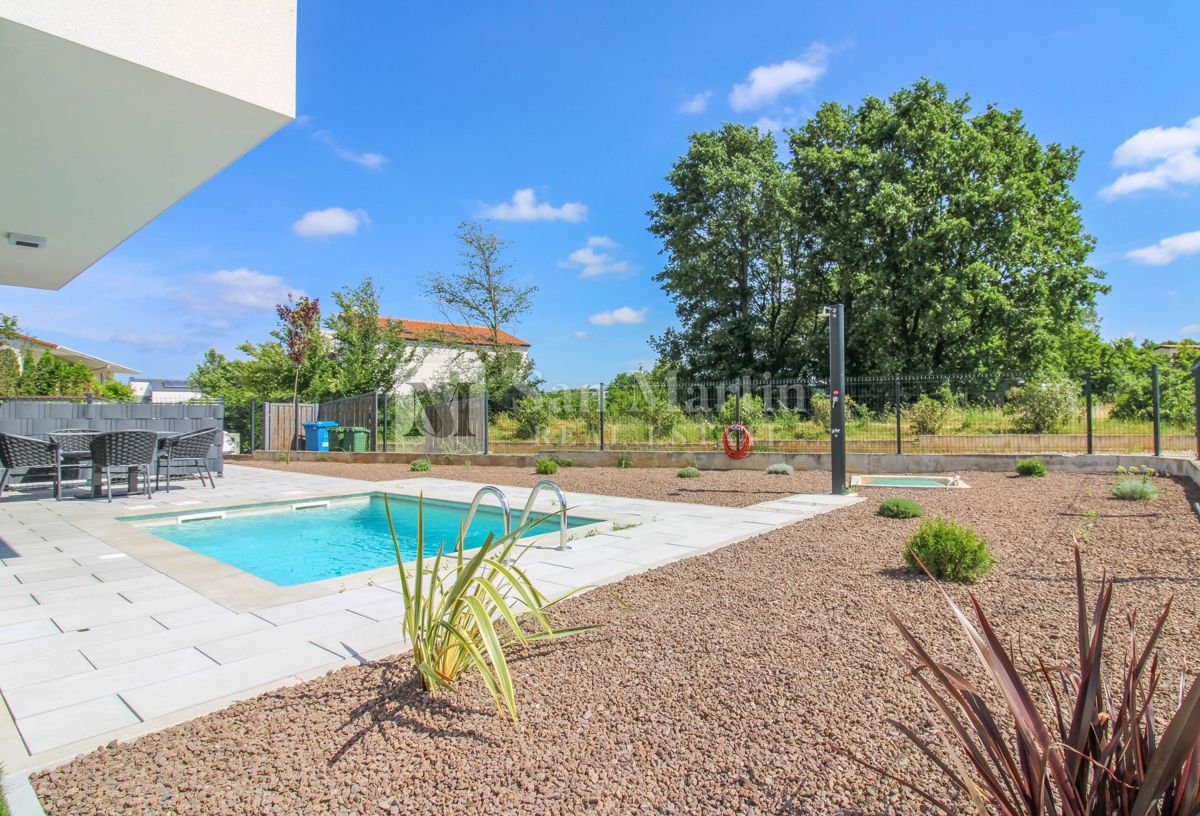 Parenzo, dintorni - appartamento moderno con piscina vicino al mare