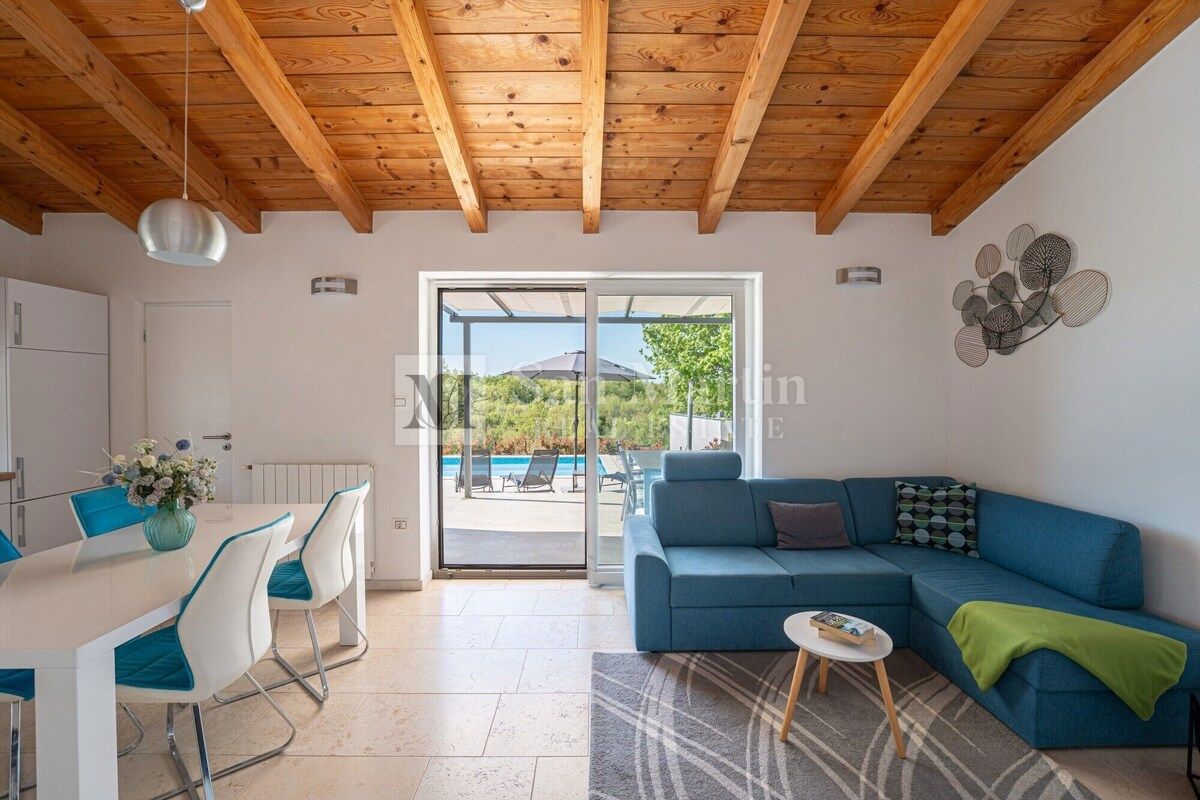 Parenzo, dintorni – casa con piscina in una zona tranquilla