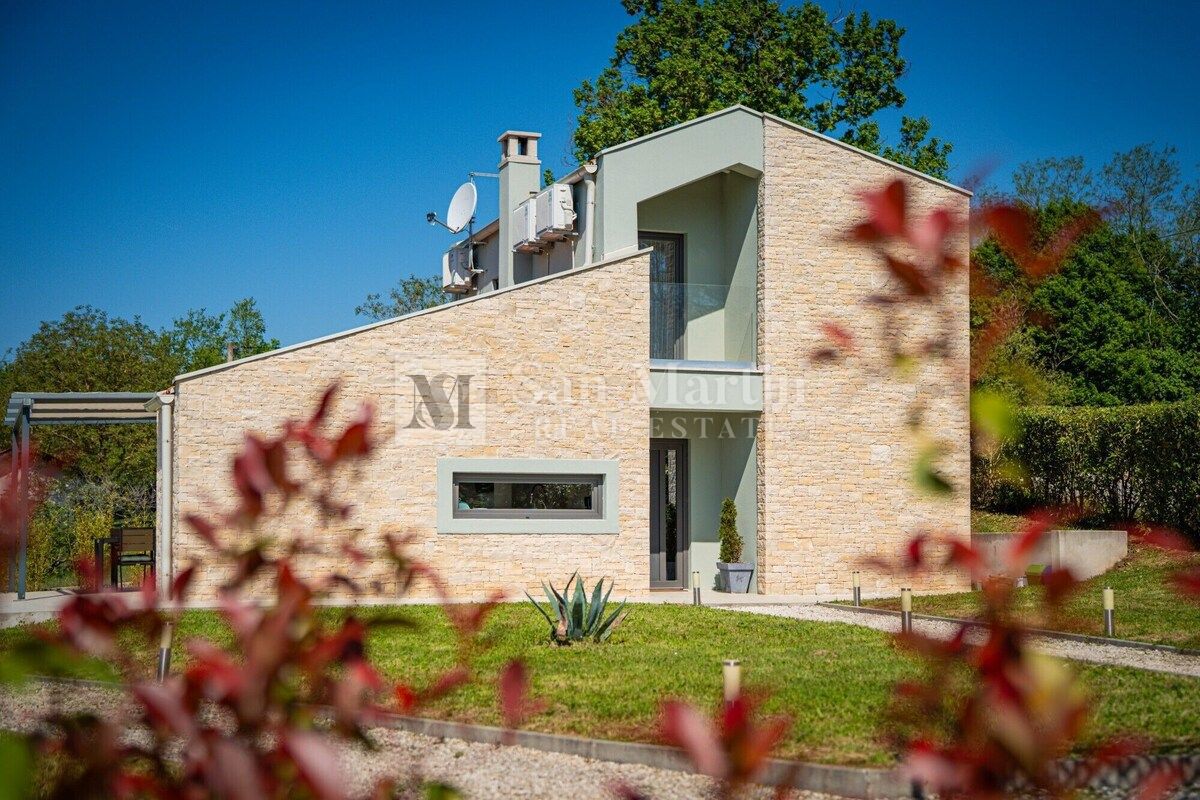 Parenzo, dintorni – casa con piscina in una zona tranquilla