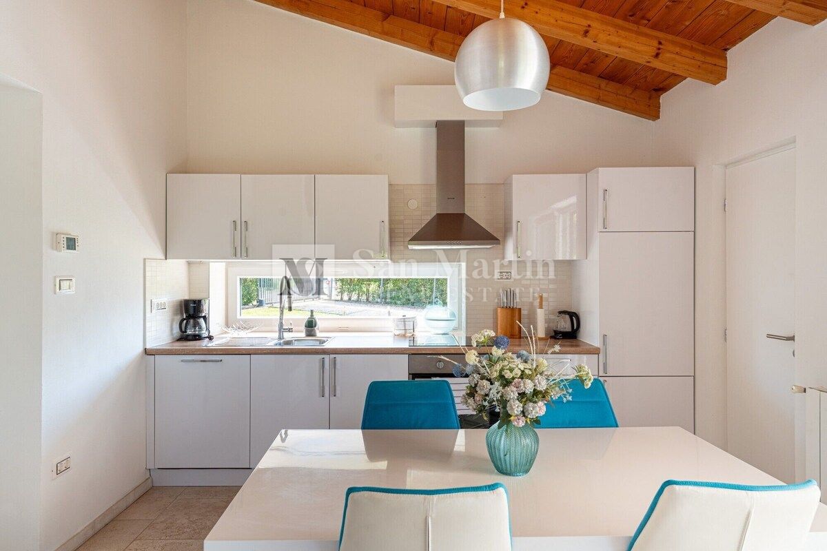 Parenzo, dintorni – casa con piscina in una zona tranquilla