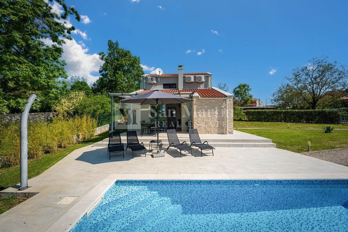 Parenzo, dintorni – casa con piscina in una zona tranquilla