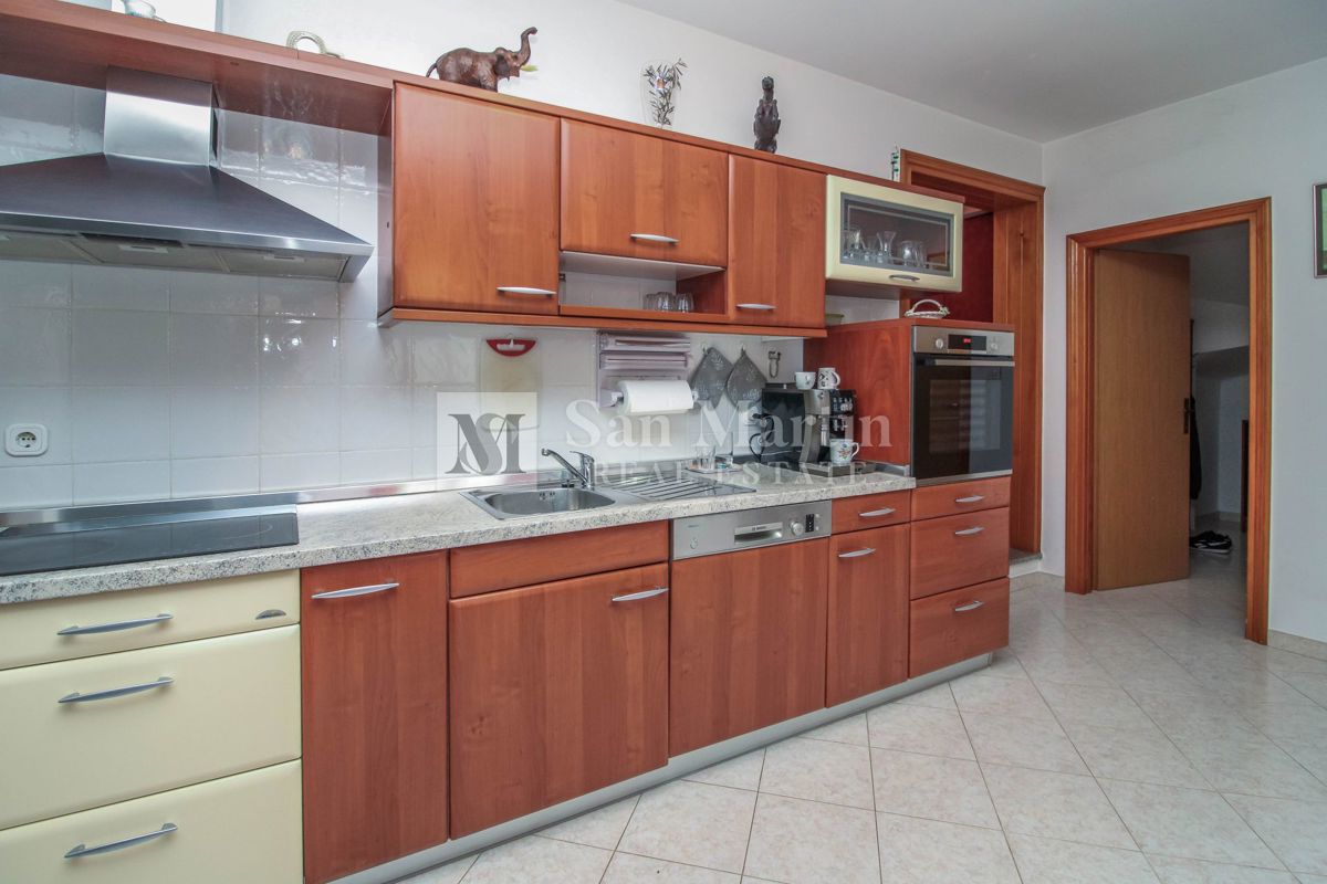 DINTORNI DI PARENZO - CASA CON GARAGE E CANTINA
