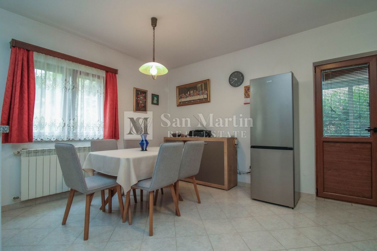 DINTORNI DI PARENZO - CASA CON GARAGE E CANTINA