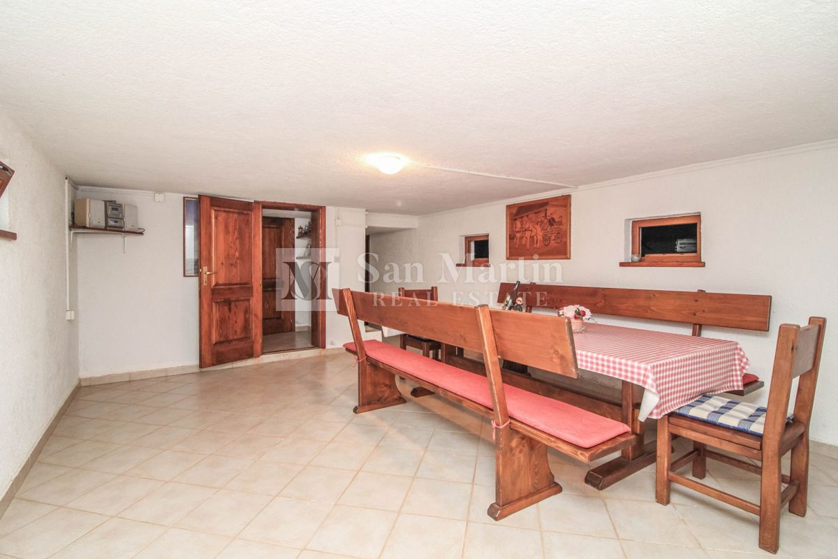 DINTORNI DI PARENZO - CASA CON GARAGE E CANTINA