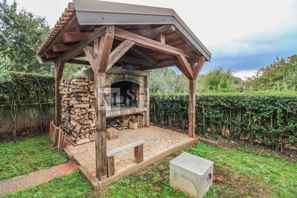 DINTORNI DI PARENZO - CASA CON GARAGE E CANTINA