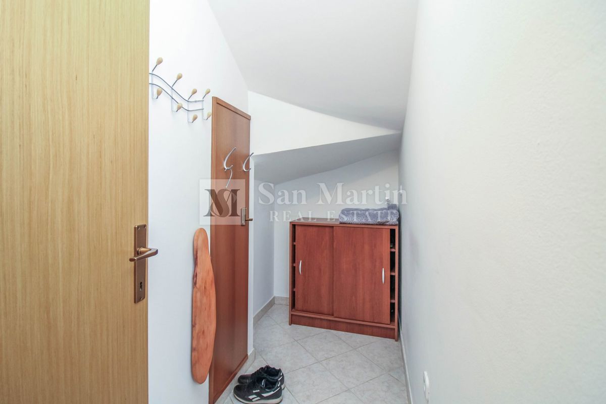 DINTORNI DI PARENZO - CASA CON GARAGE E CANTINA