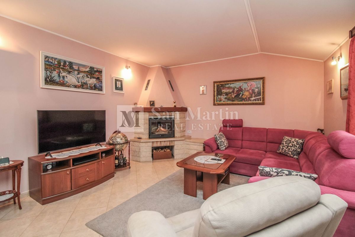 DINTORNI DI PARENZO - CASA CON GARAGE E CANTINA
