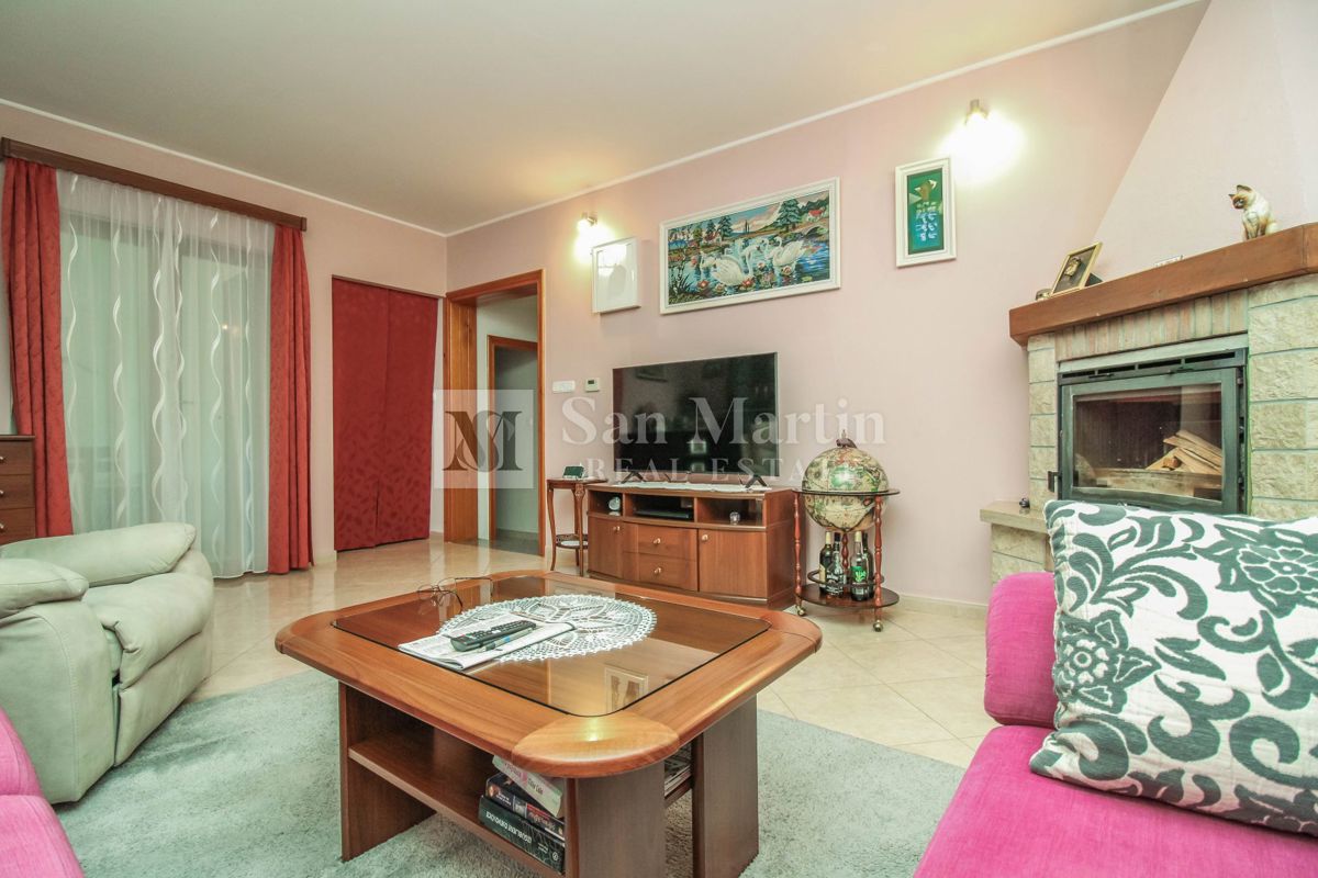 DINTORNI DI PARENZO - CASA CON GARAGE E CANTINA