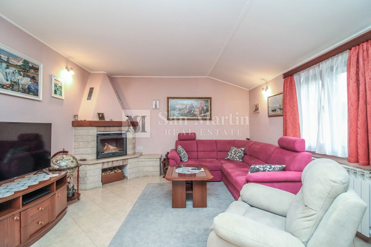 DINTORNI DI PARENZO - CASA CON GARAGE E CANTINA