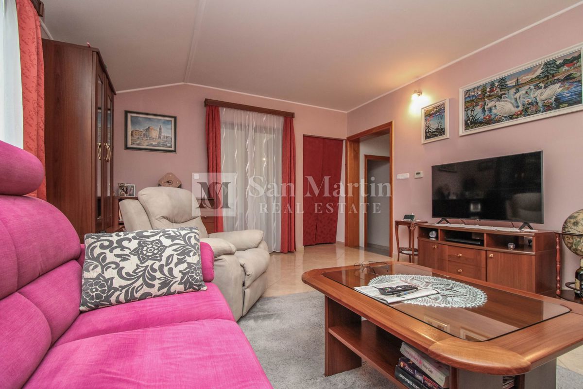 DINTORNI DI PARENZO - CASA CON GARAGE E CANTINA
