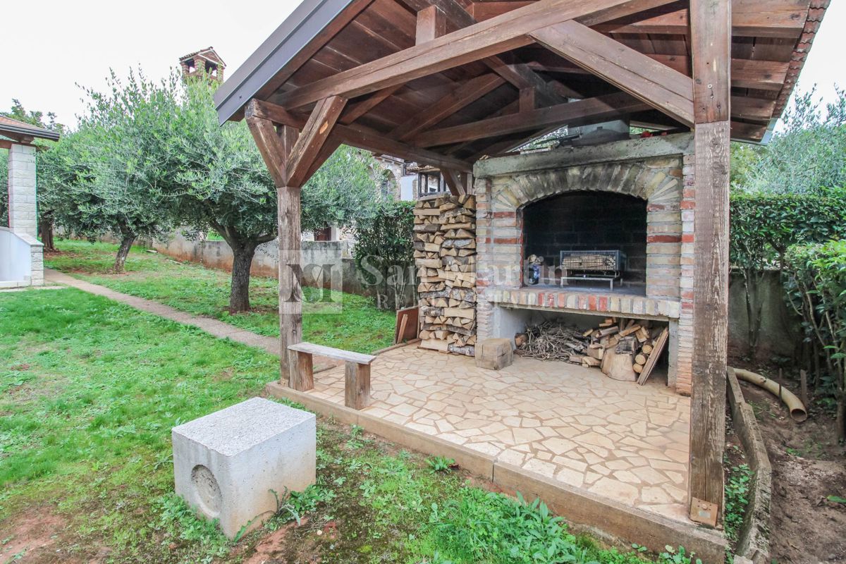 DINTORNI DI PARENZO - CASA CON GARAGE E CANTINA