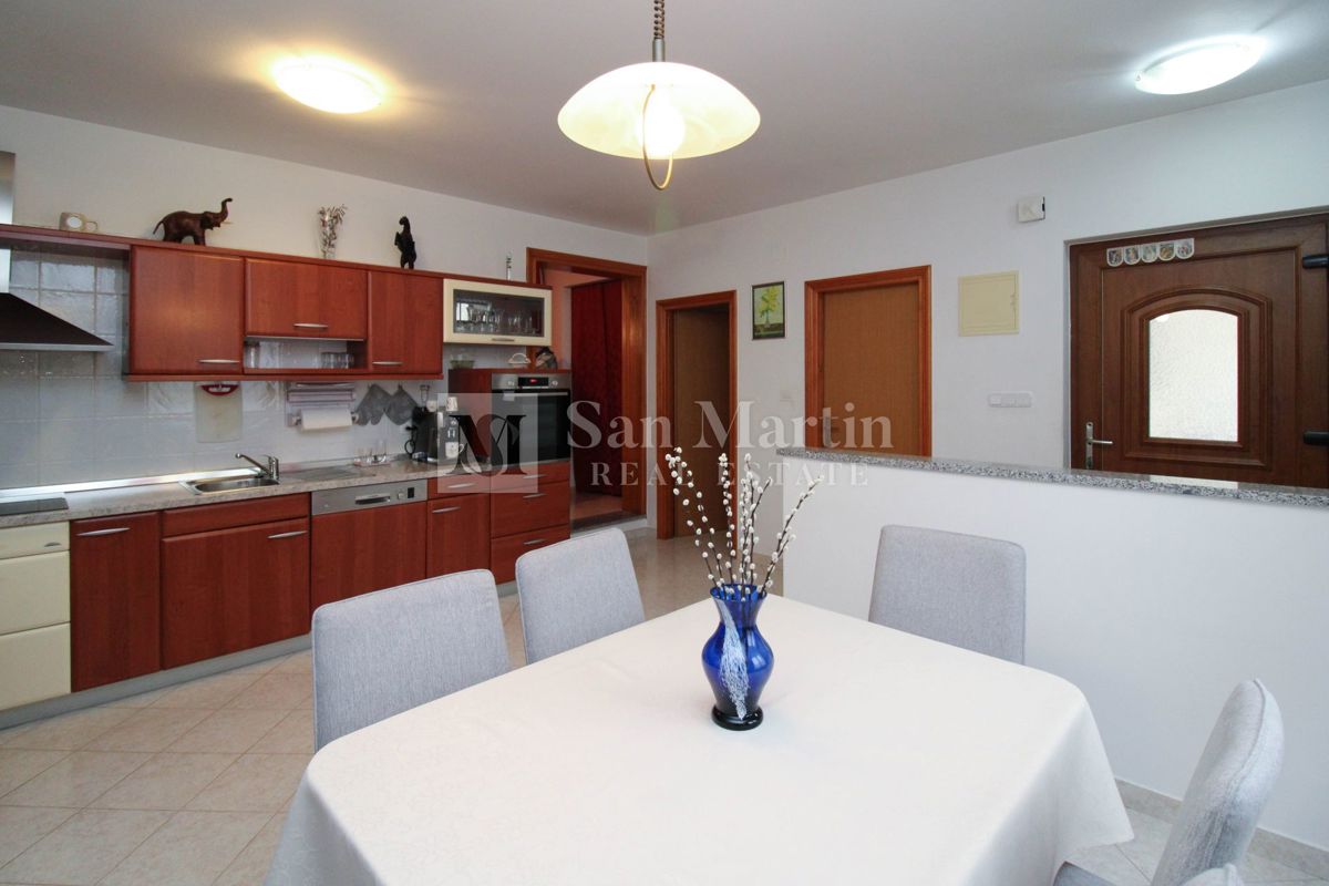 DINTORNI DI PARENZO - CASA CON GARAGE E CANTINA