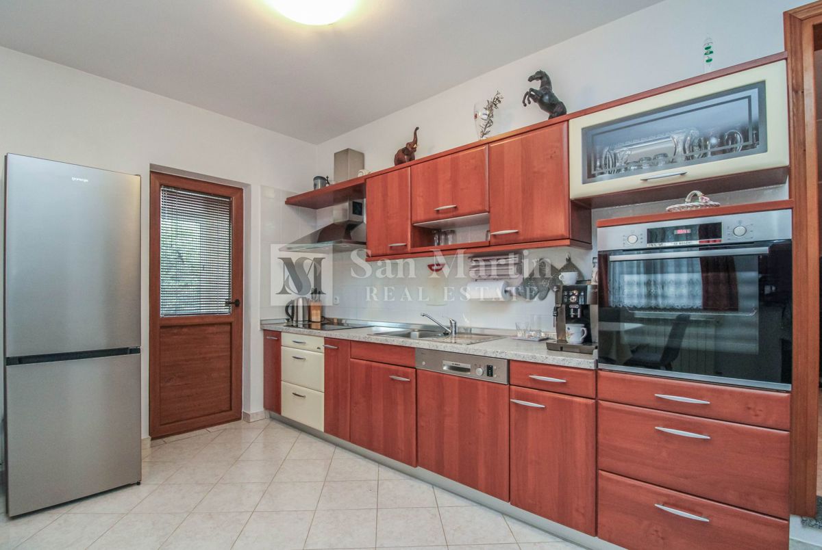 DINTORNI DI PARENZO - CASA CON GARAGE E CANTINA