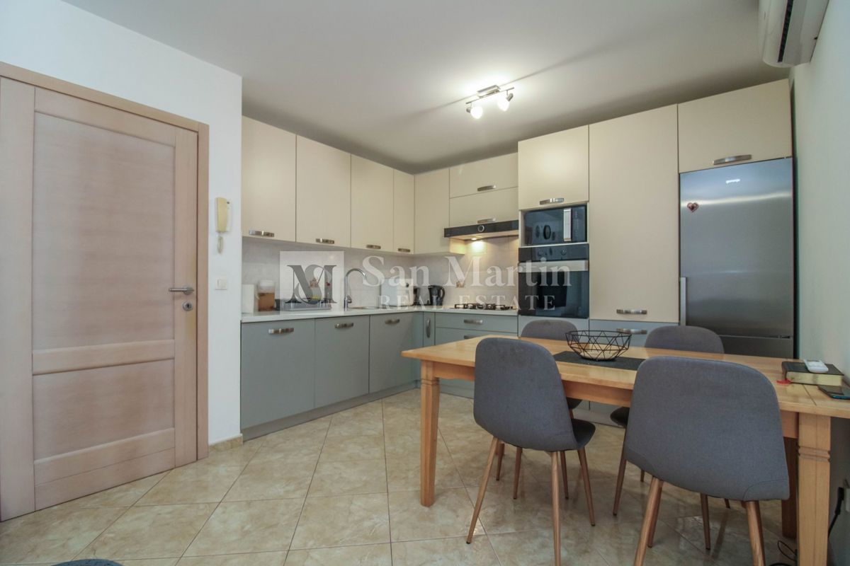 POREČ, appartamento con 2 camere da letto - ottimo prezzo