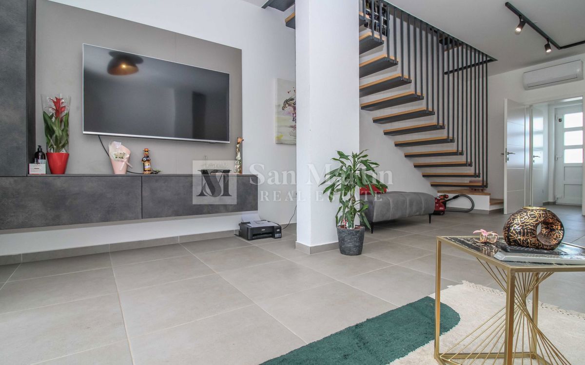 NOVIGRAD, CASA A SCHIERA NUOVA ARREDATA