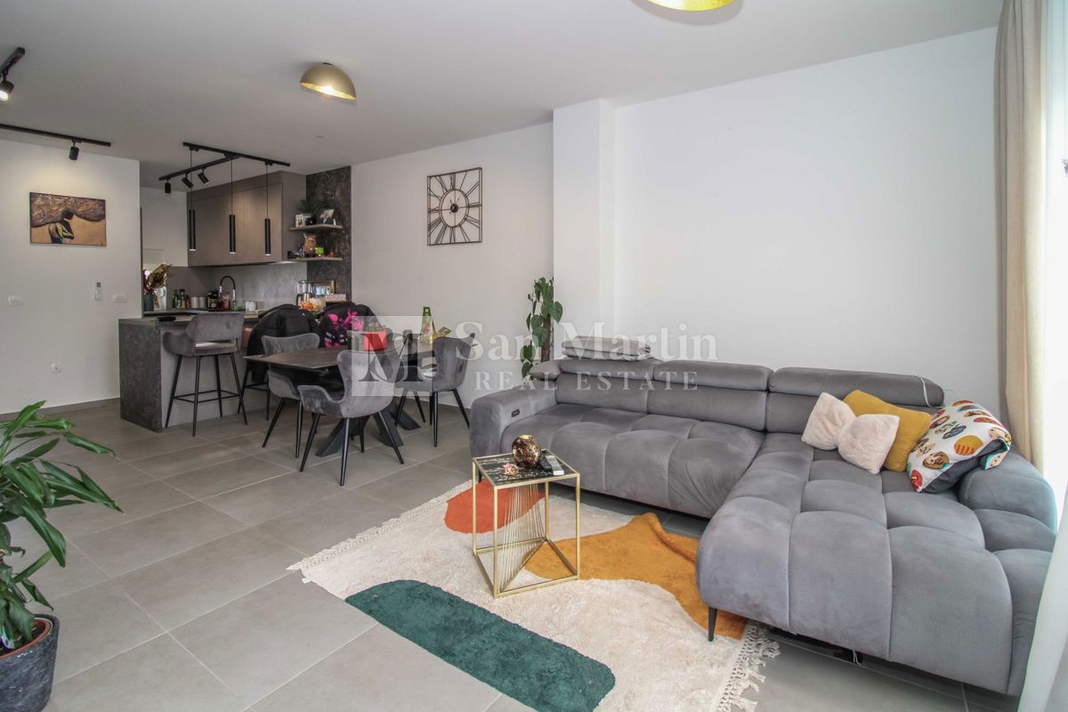 NOVIGRAD, CASA A SCHIERA NUOVA ARREDATA