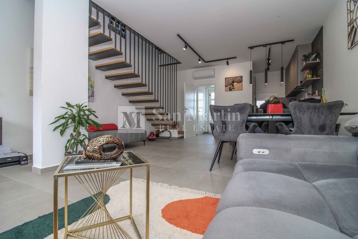 NOVIGRAD, CASA A SCHIERA NUOVA ARREDATA