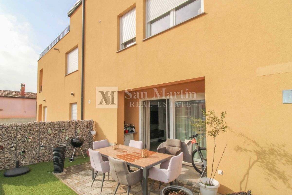 NOVIGRAD, CASA A SCHIERA NUOVA ARREDATA