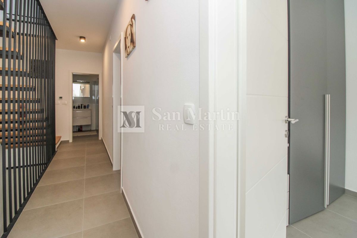 NOVIGRAD, CASA A SCHIERA NUOVA ARREDATA