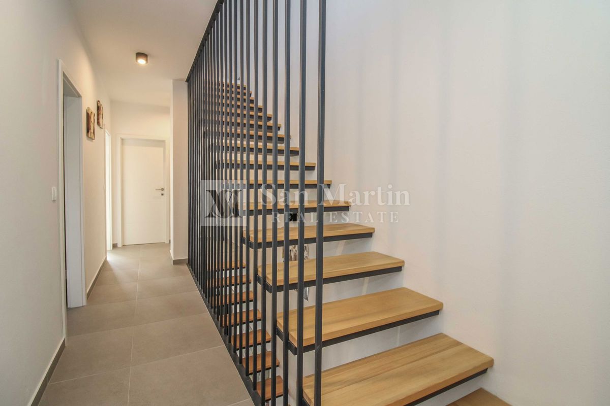 NOVIGRAD, CASA A SCHIERA NUOVA ARREDATA