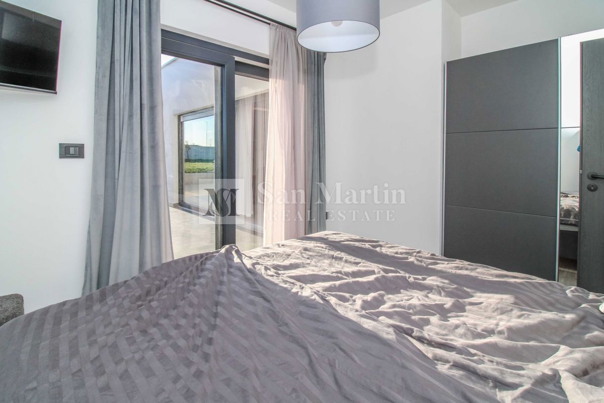 ŽMINJ, Nuova casa al piano terra con piscina