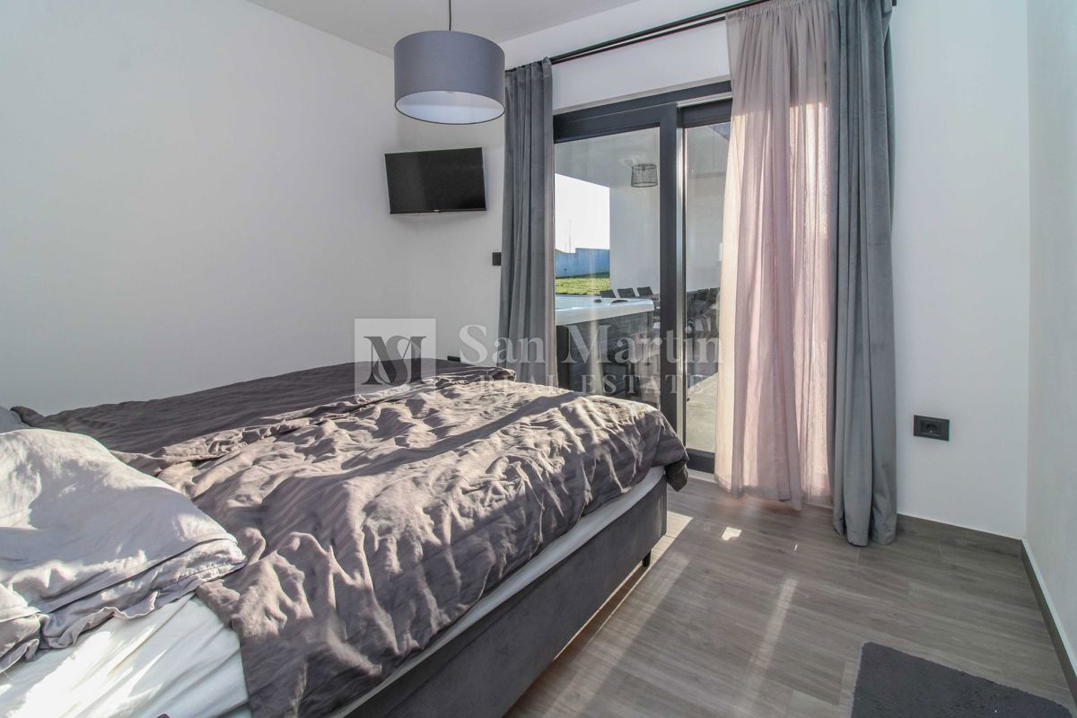 ŽMINJ, Nuova casa al piano terra con piscina