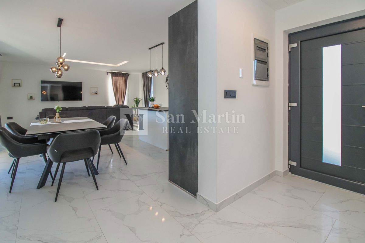 ŽMINJ, Nuova casa al piano terra con piscina