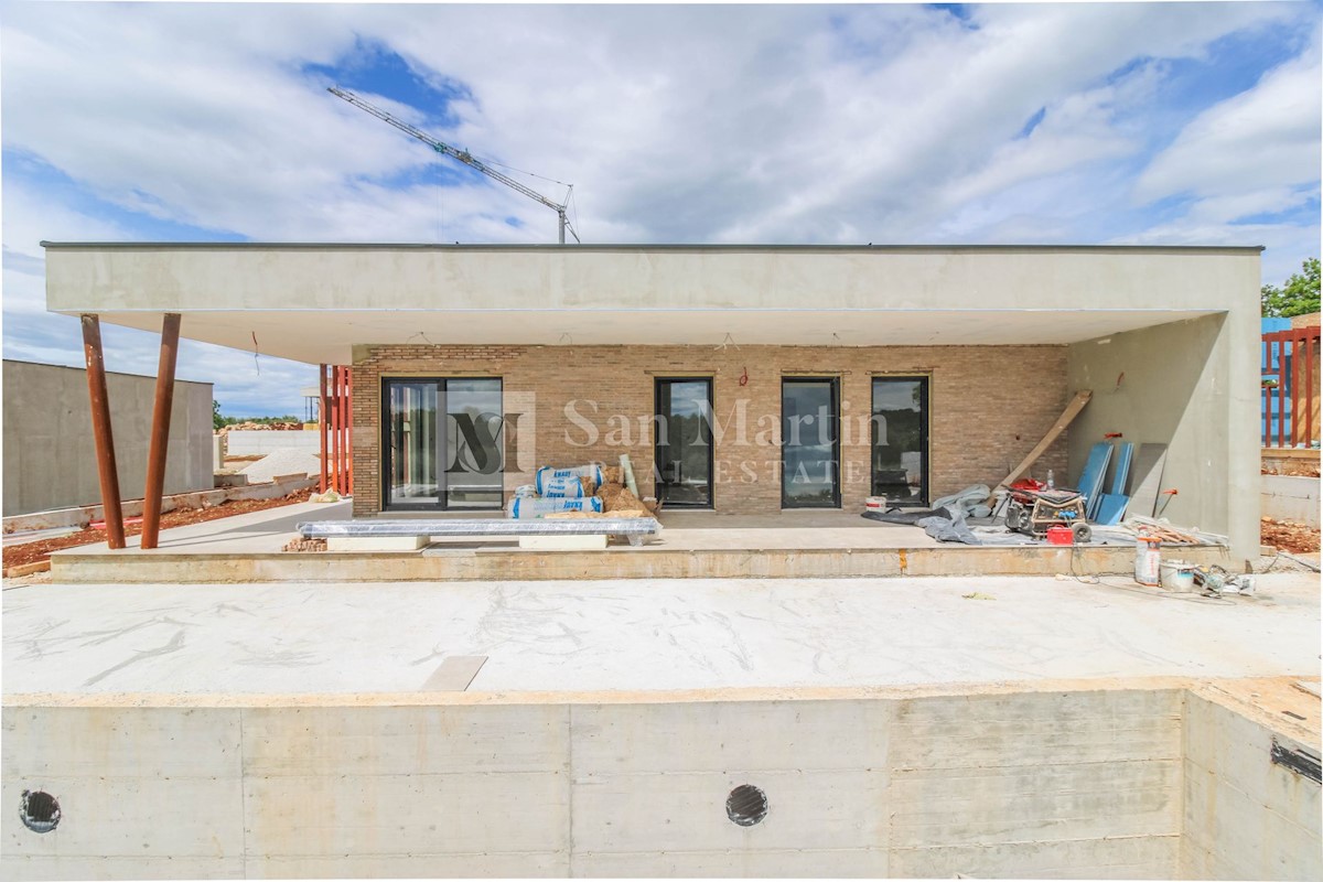 Parenzo, casa con piscina ai margini della zona di costruzione - OCCASIONE!!!