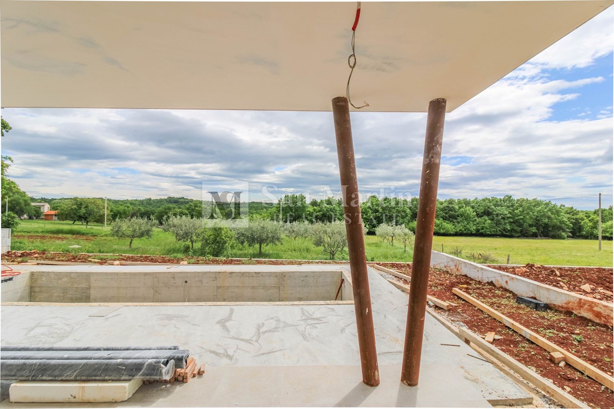 Parenzo, casa con piscina ai margini della zona di costruzione - OCCASIONE!!!