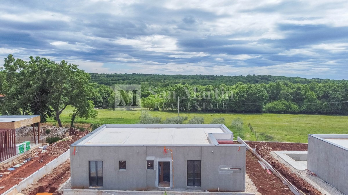 Parenzo, casa con piscina ai margini della zona di costruzione - OCCASIONE!!!