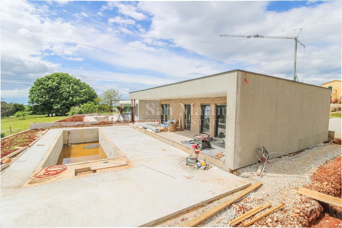 Parenzo, casa con piscina ai margini della zona di costruzione - OCCASIONE!!!