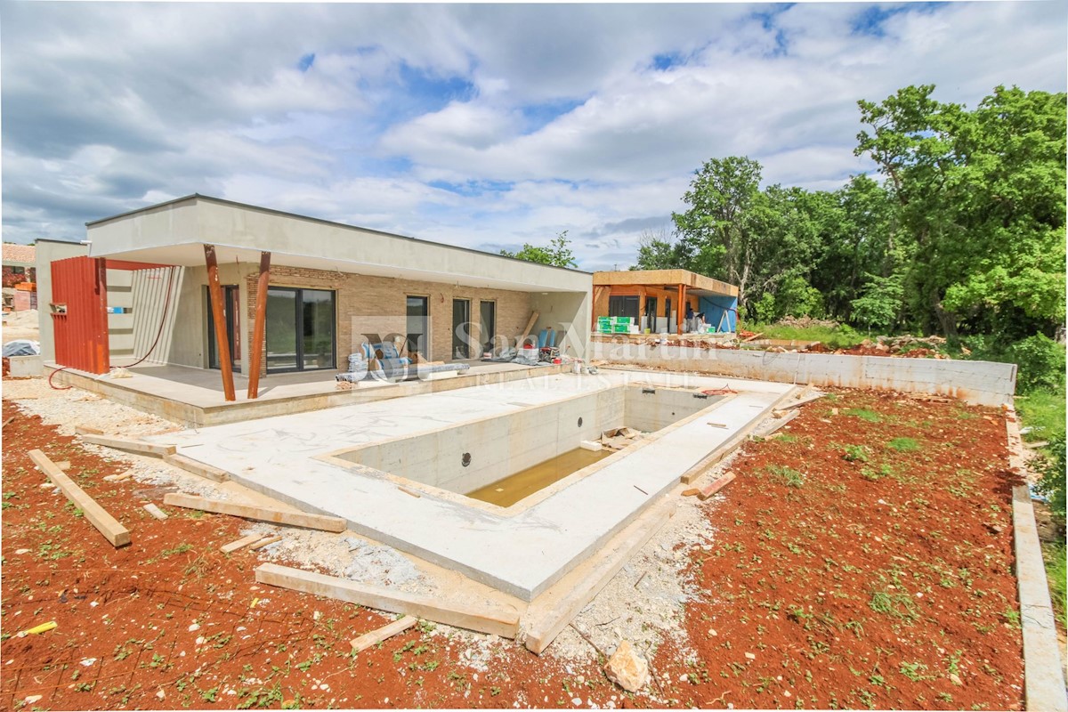 Parenzo, casa con piscina ai margini della zona di costruzione - OCCASIONE!!!