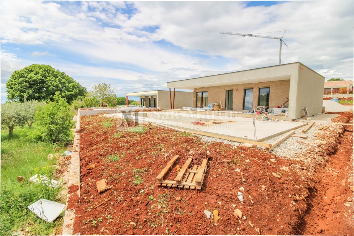 Parenzo, casa con piscina ai margini della zona di costruzione - OCCASIONE!!!