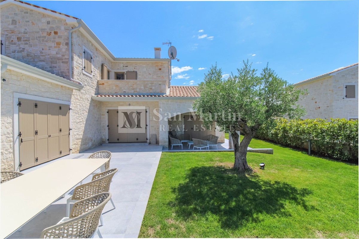 Poreč, casa arredata in stile moderno su un ampio giardino