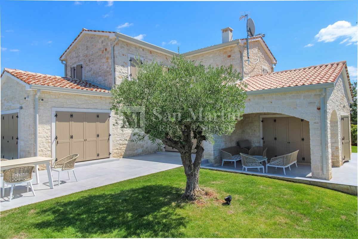 Poreč, casa arredata in stile moderno su un ampio giardino