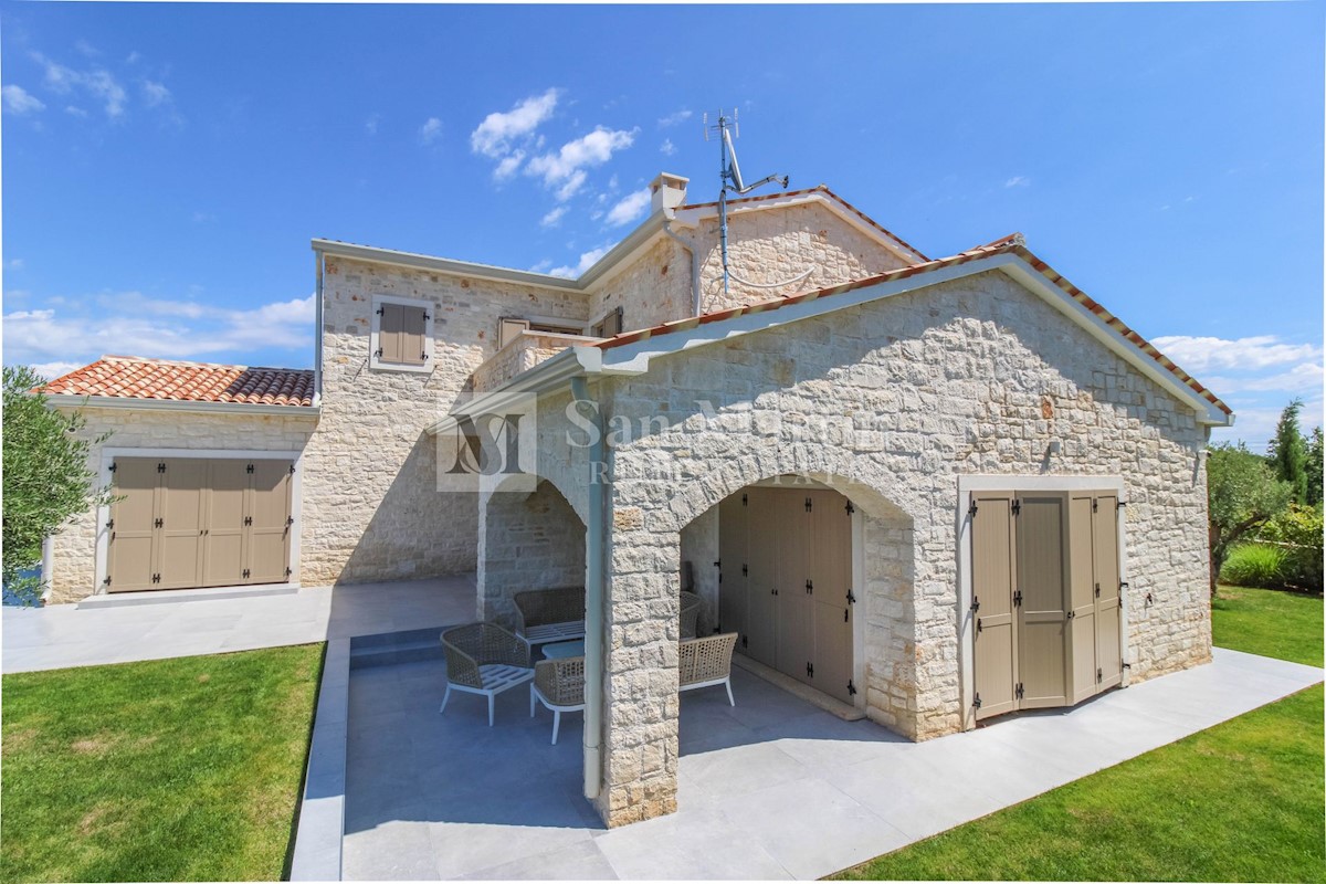 Poreč, casa arredata in stile moderno su un ampio giardino