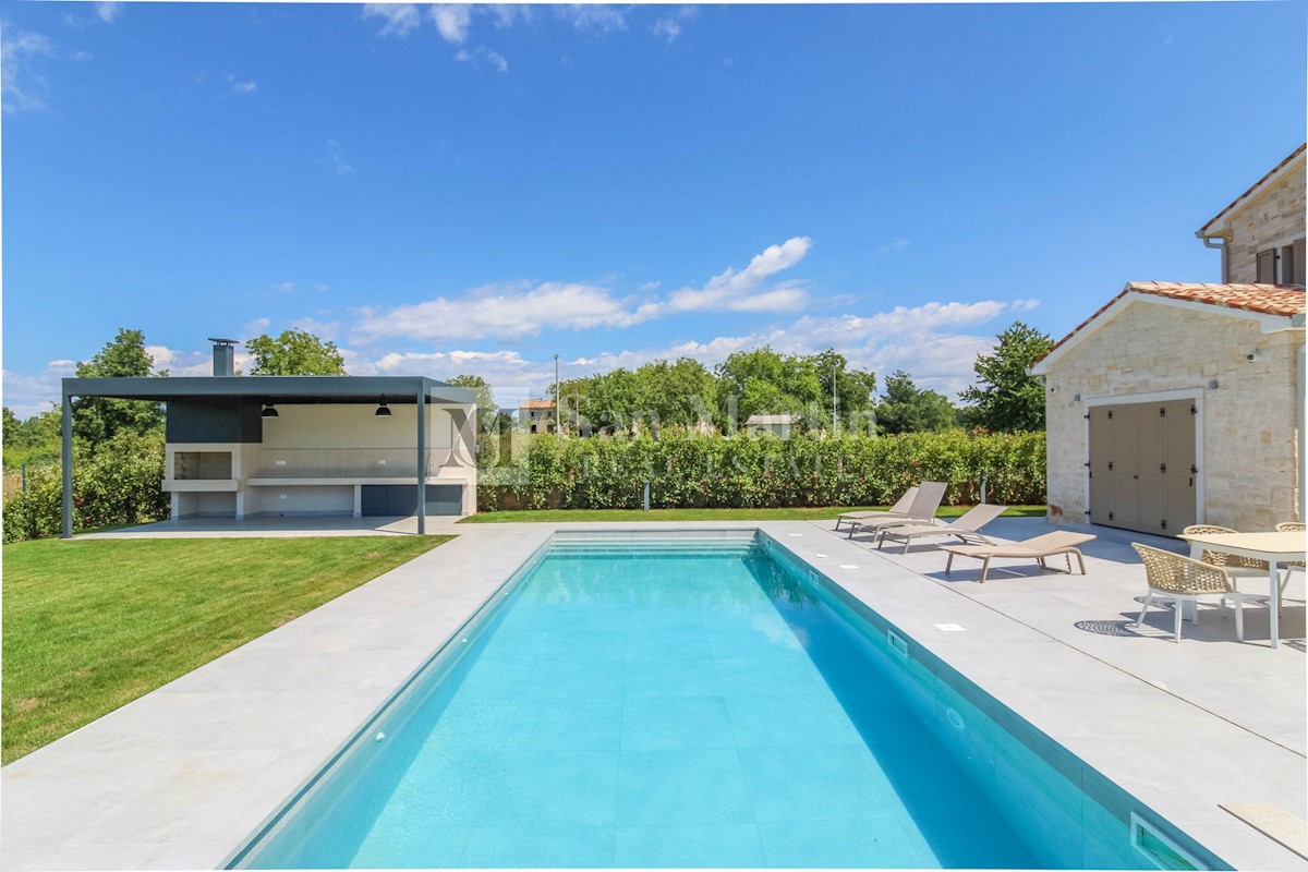 Poreč, casa arredata in stile moderno su un ampio giardino