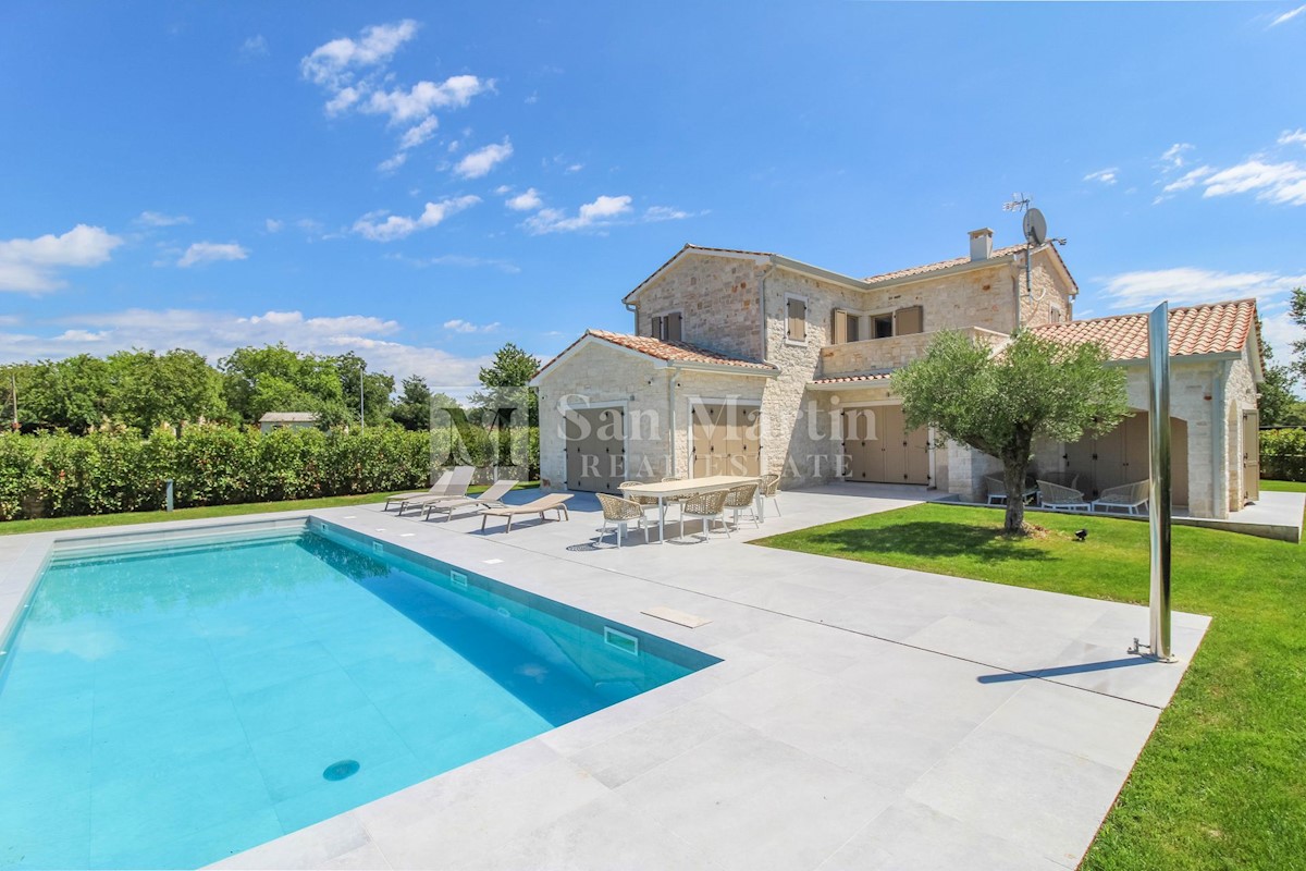 Poreč, casa arredata in stile moderno su un ampio giardino